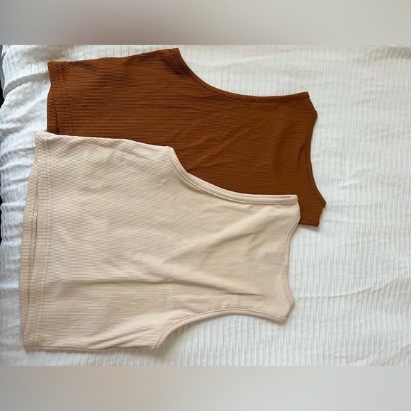 2 Racerback cropped tops - Picture 4 of 5